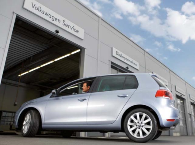 VW Golf fährt in die Service-Halle